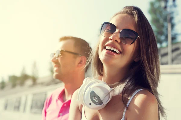 Hermosa pareja pasando fin de semana al aire libre —  Fotos de Stock