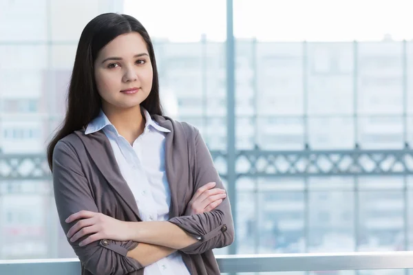 Attraktive Frau im Bürogebäude — Stockfoto