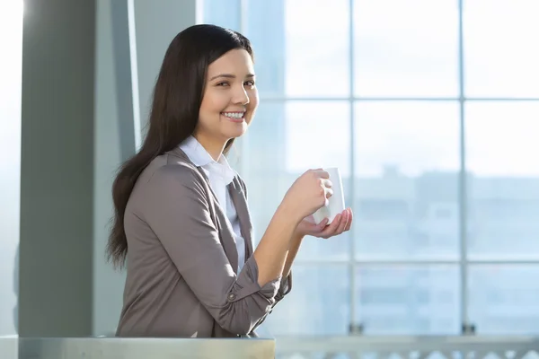 Attrayant femme dans l'immeuble de bureaux — Photo