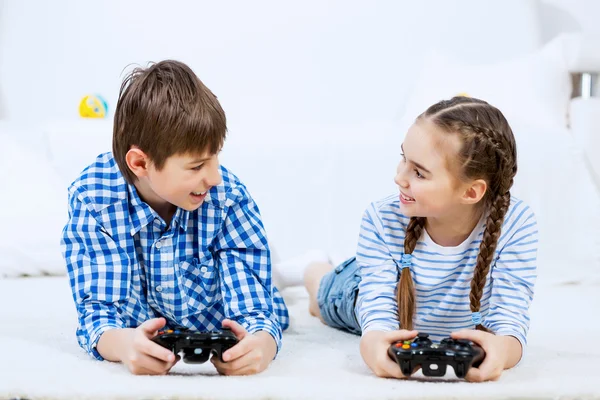 Kinder spielen Spielkonsole — Stockfoto