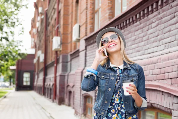 Mujer joven caminando por la calle — Foto de Stock