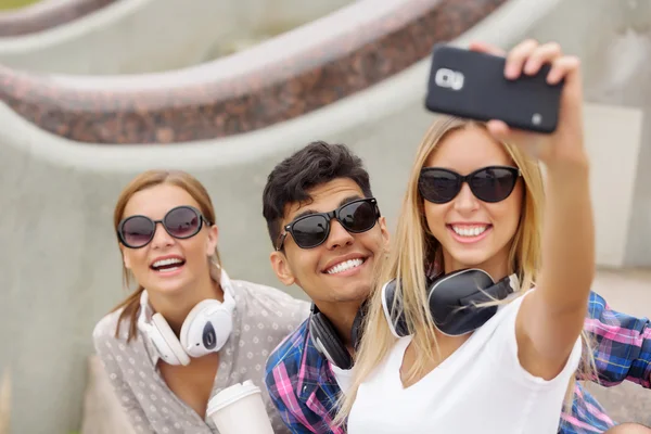 Hacer fotos selfie con amigos — Foto de Stock