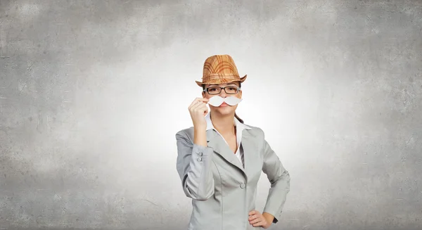 Femme d'affaires essayant moustache de papier — Photo