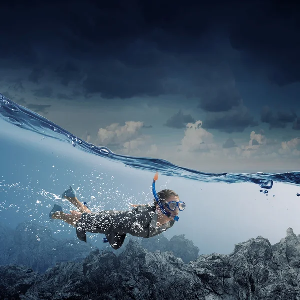 Kvinna under vatten — Stockfoto