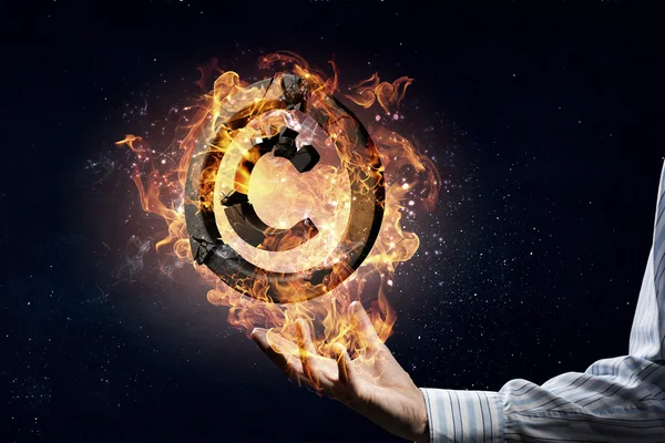 Símbolo de direitos autorais queimando no fogo — Fotografia de Stock