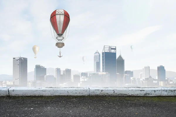 Luftballon am Sommerhimmel — Stockfoto