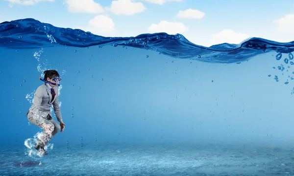 Plongée dans l'eau homme d'affaires — Photo