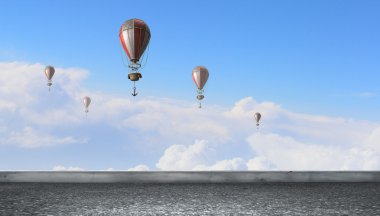 Hava balonu yaz gökyüzünde