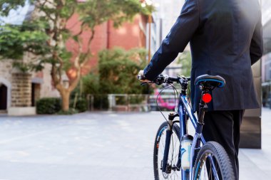 Başarılı bir iş adamı binicilik bisiklet