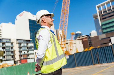 İnşaat alanında mühendis.