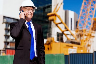 İnşaat alanında iş adamı