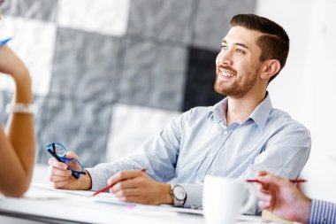 ofis yakışıklı işadamı