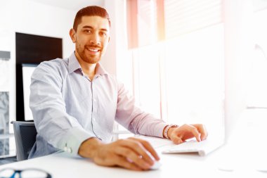 Çekici ofis çalışanı masada oturuyor.