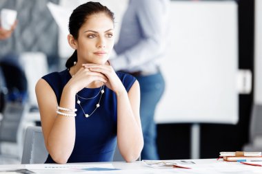 Çekici ofis çalışanı masada oturuyor.