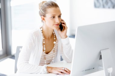 Çekici ofis çalışanı masada oturuyor.