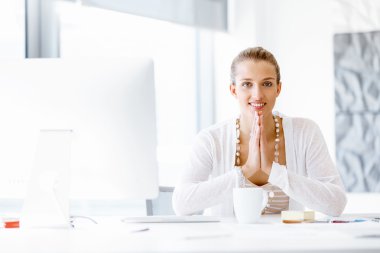 Çekici ofis çalışanı masada oturuyor.