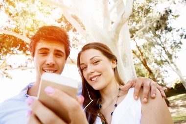 Parktaki genç çift.