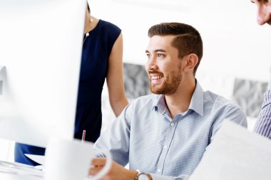 Modern ofisteki iş adamları