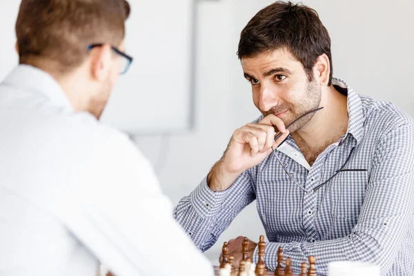 Porträtt av två ung man spela schack — Stockfoto