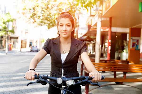 Młoda kobieta do pracy na rowerze — Zdjęcie stockowe