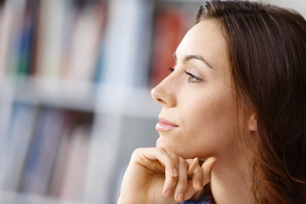 Glimlachende jonge vrouw — Stockfoto