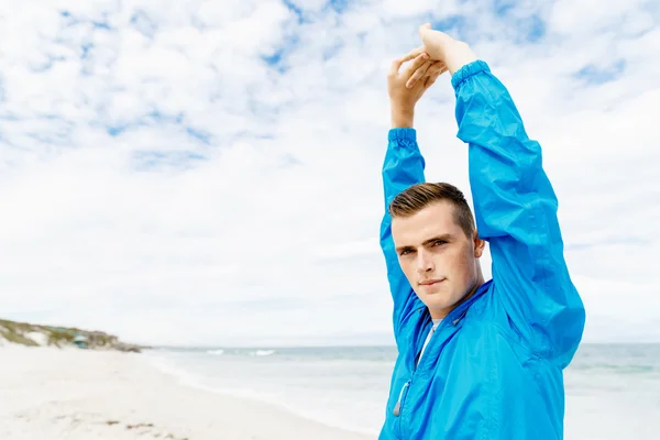 Mann trainiert draußen am Strand — Stockfoto