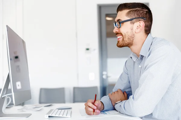 Männliche Büroangestellte sitzt am Schreibtisch — Stockfoto