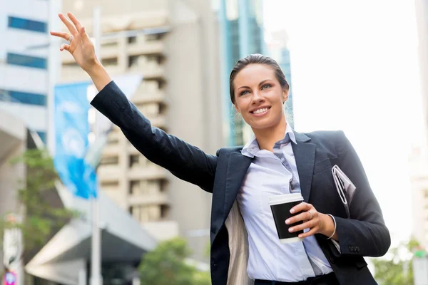 Portrait de femme d'affaires attrapant taxi — Photo