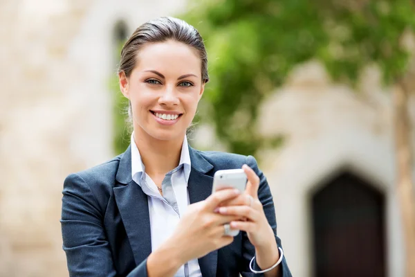 Retrato de mujer de negocios sonriendo al aire libre —  Fotos de Stock