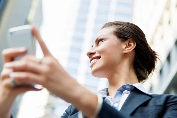 Portrait de femme d'affaires souriant en plein air — Photo