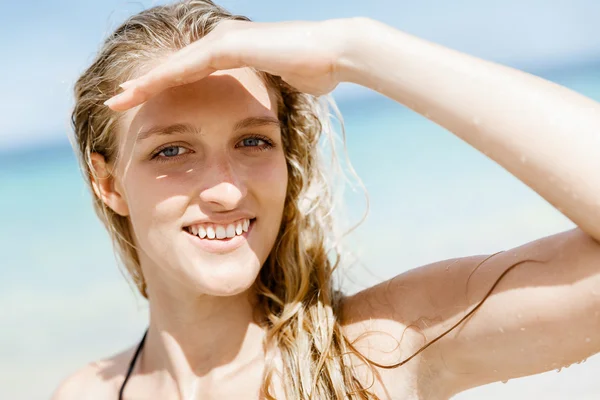 Jonge vrouw op het strand — Stockfoto
