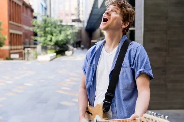 Junge Musikerin mit Gitarre in der Stadt — Stockfoto