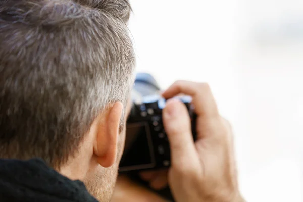 Mannlig fotograf som tar bilde – stockfoto