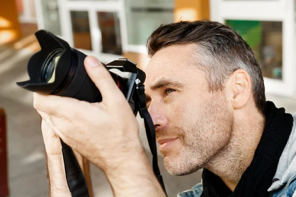 Male photographer taking picture — Stock Photo, Image