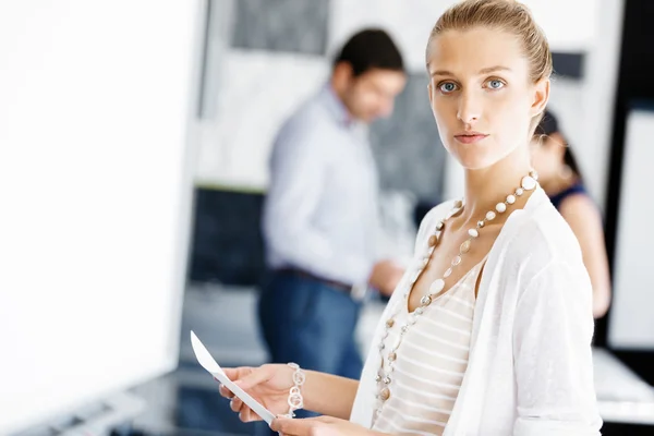 Attrayant travailleur féminin dans le bureau — Photo