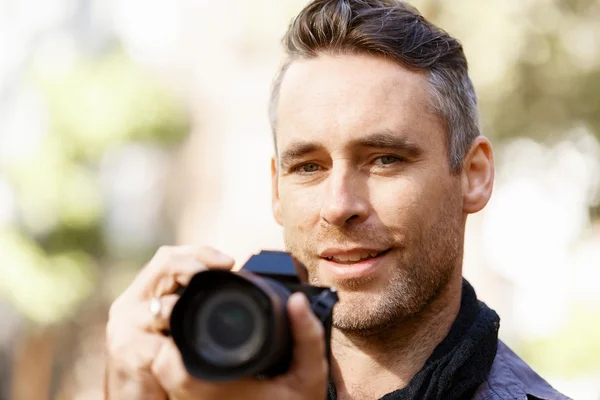 पुरुष फोटोग्राफर तस्वीर ले रहा है — स्टॉक फ़ोटो, इमेज