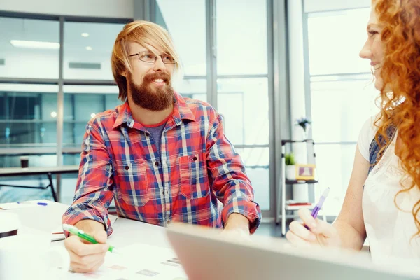 Collaboratori che lavorano insieme — Foto Stock