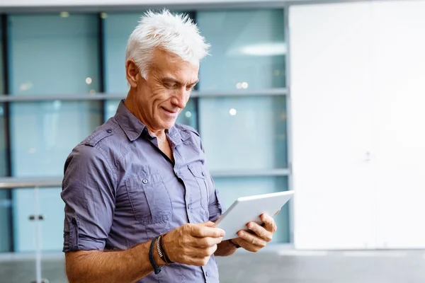 Stilig affärsman i office — Stockfoto