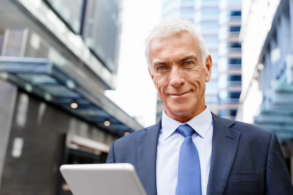 Senior affärsman anläggning touchpad — Stockfoto