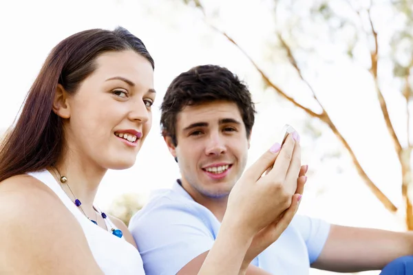 Young couple in the park — Stock Photo, Image