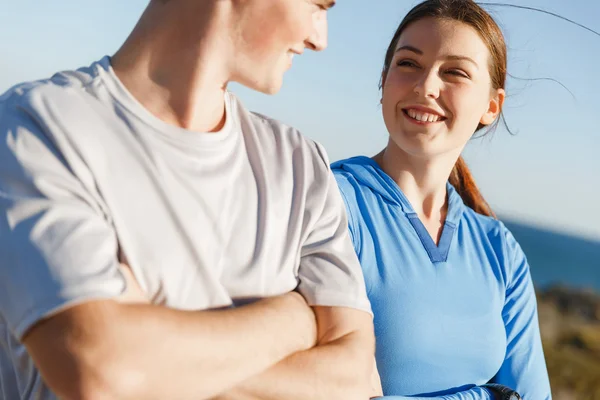 Pareja joven en el entrenamiento de playa juntos — Foto de Stock