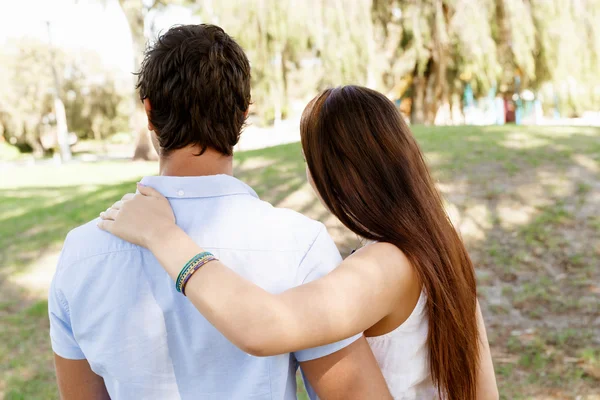 Jong stel in het park — Stockfoto