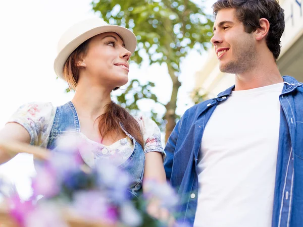 Coppia felice in città con bici — Foto Stock