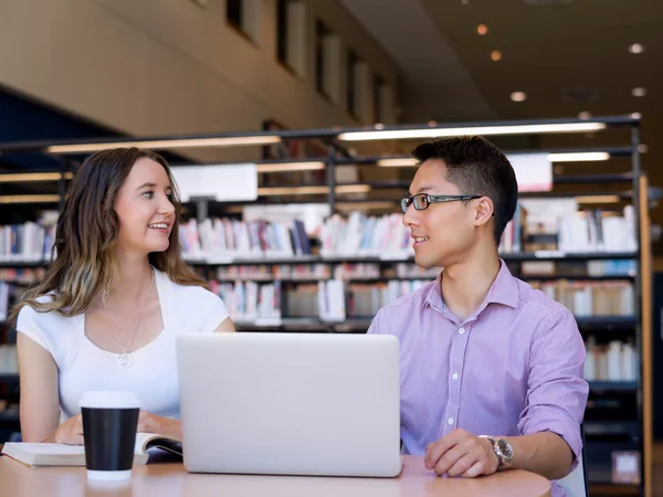 Dos jóvenes estudiantes en la biblioteca —  Fotos de Stock