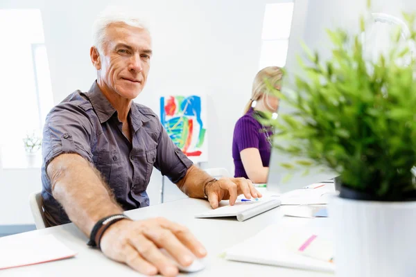 Beau homme d'affaires au bureau — Photo