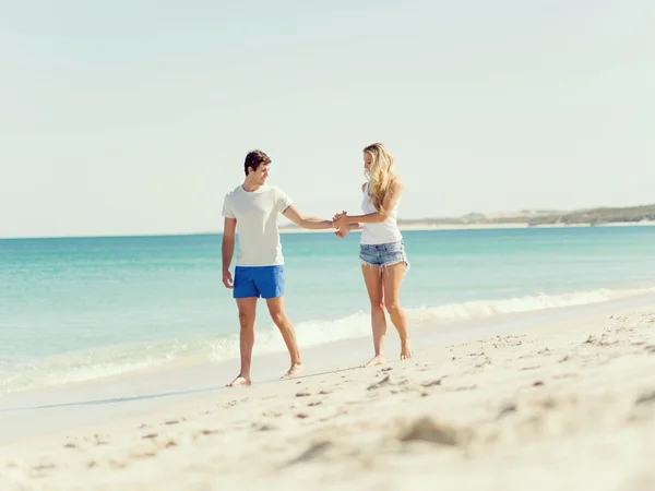 浪漫的年轻情侣在海滩上 — 图库照片