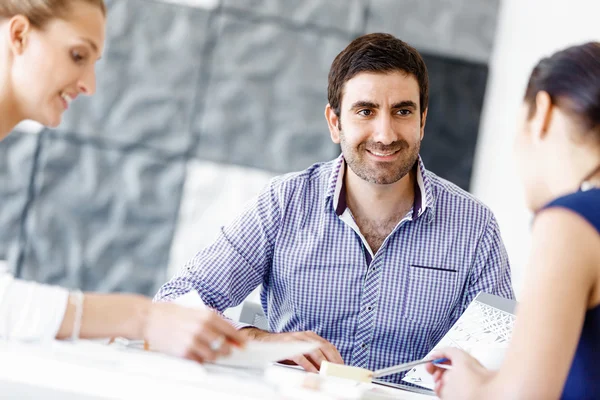 Affärsmän på modernt kontor — Stockfoto