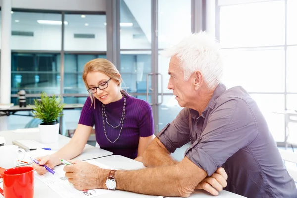 Colaboradores trabajando juntos — Foto de Stock