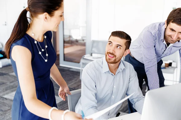 Les gens d'affaires dans le bureau moderne — Photo