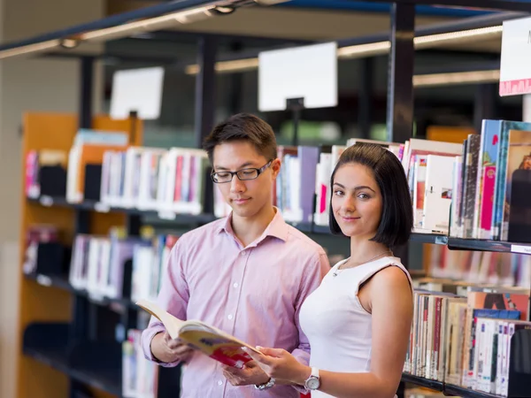 Grupp unga elever på biblioteket — Stockfoto